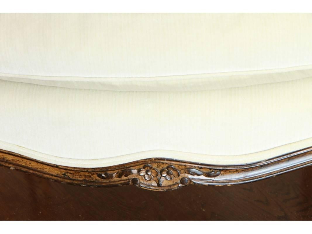 Having a walnut frame with carved florals. Quality cream upholstery.
Condition good.