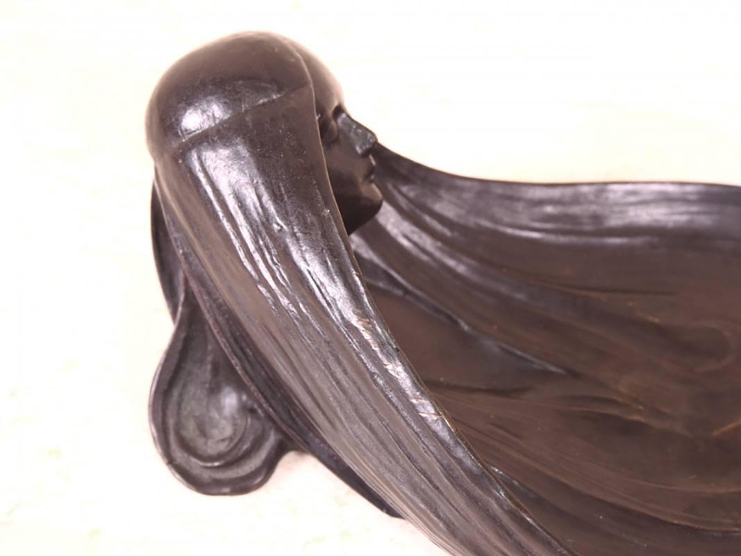 Gustave Gurschner Vide Poche Bronze Figural Dish In Good Condition In Bridgeport, CT
