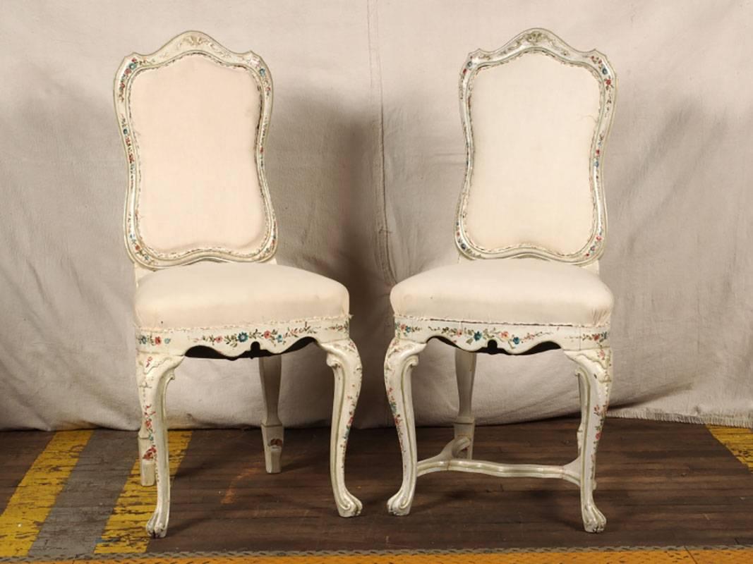 Eight Country French Side Dining Chairs with Hand-Painted Details In Distressed Condition In Bridgeport, CT