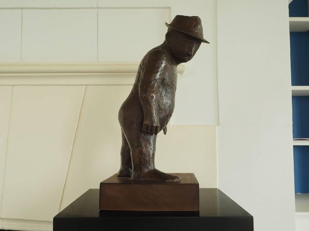 Sculpture depicts a man looking down and wearing a hat. Mounted on a walnut plinth base. Signed Ginsberg and dated 1980. Provenance Nardin Galleries, NYC.
Condition: Good.