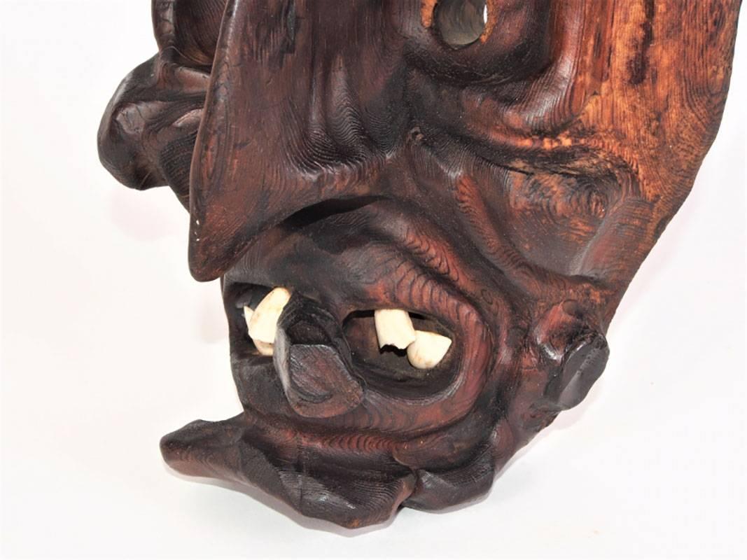Suisse Masque en bois sculpté de style brutaliste Willi Huggler en vente
