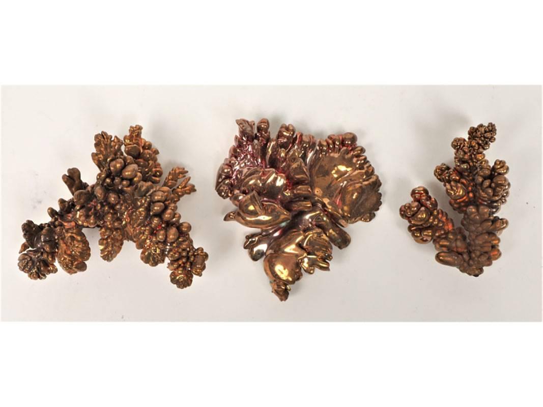 Einzigartige handgefertigte Vintage-Skulpturen aus Kupfer und Korallenimitat (Organische Moderne) im Angebot