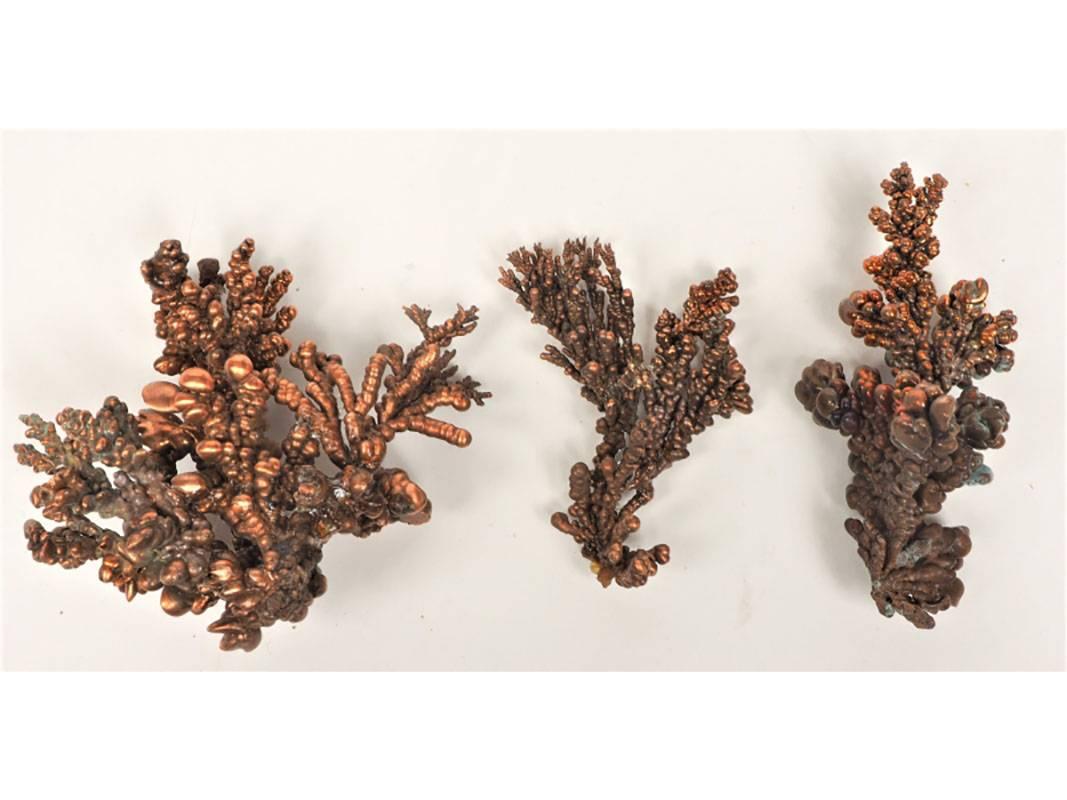 Einzigartige handgefertigte Vintage-Skulpturen aus Kupfer und Korallenimitat (amerikanisch) im Angebot