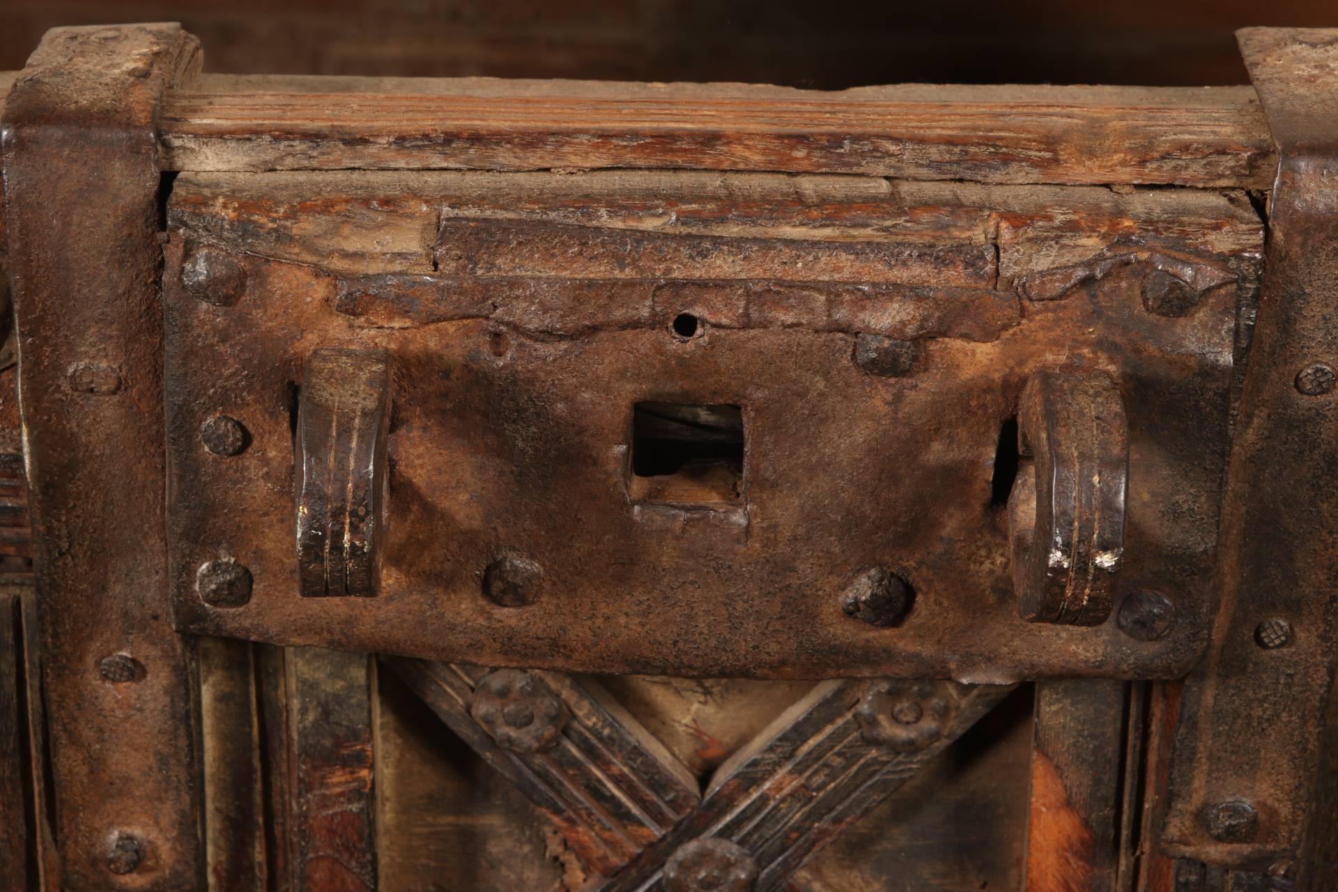 Rustique Très grande commode indienne ancienne en bois sculpté de style Dowry en vente