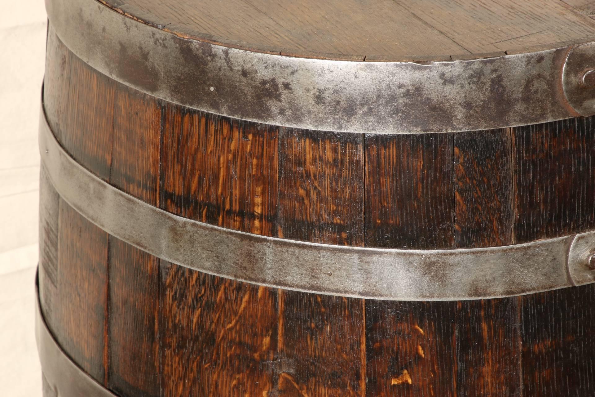Vintage Oak Wine Barrel In Good Condition In Bridgeport, CT
