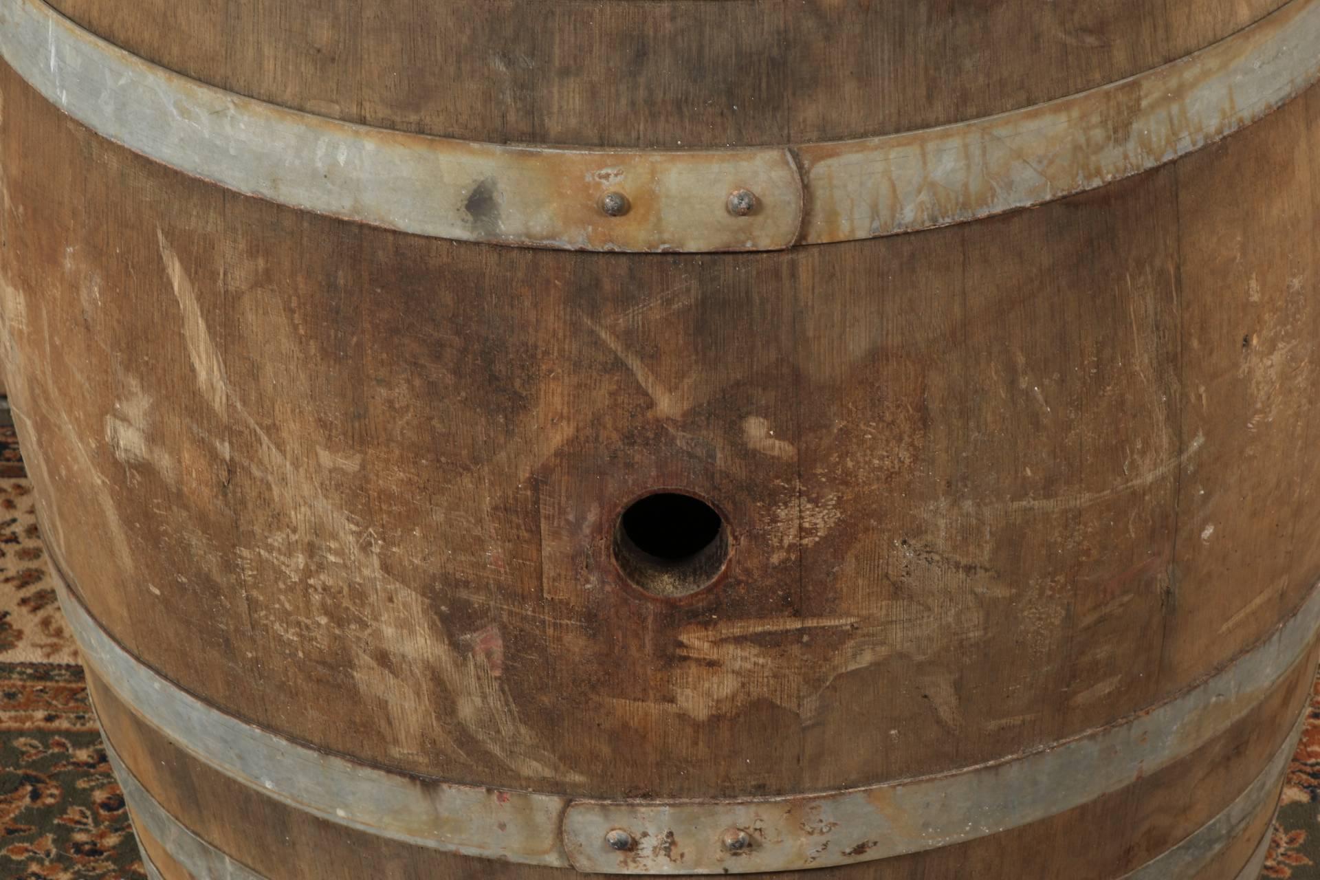Vintage Oak Wine Barrel In Good Condition In Bridgeport, CT