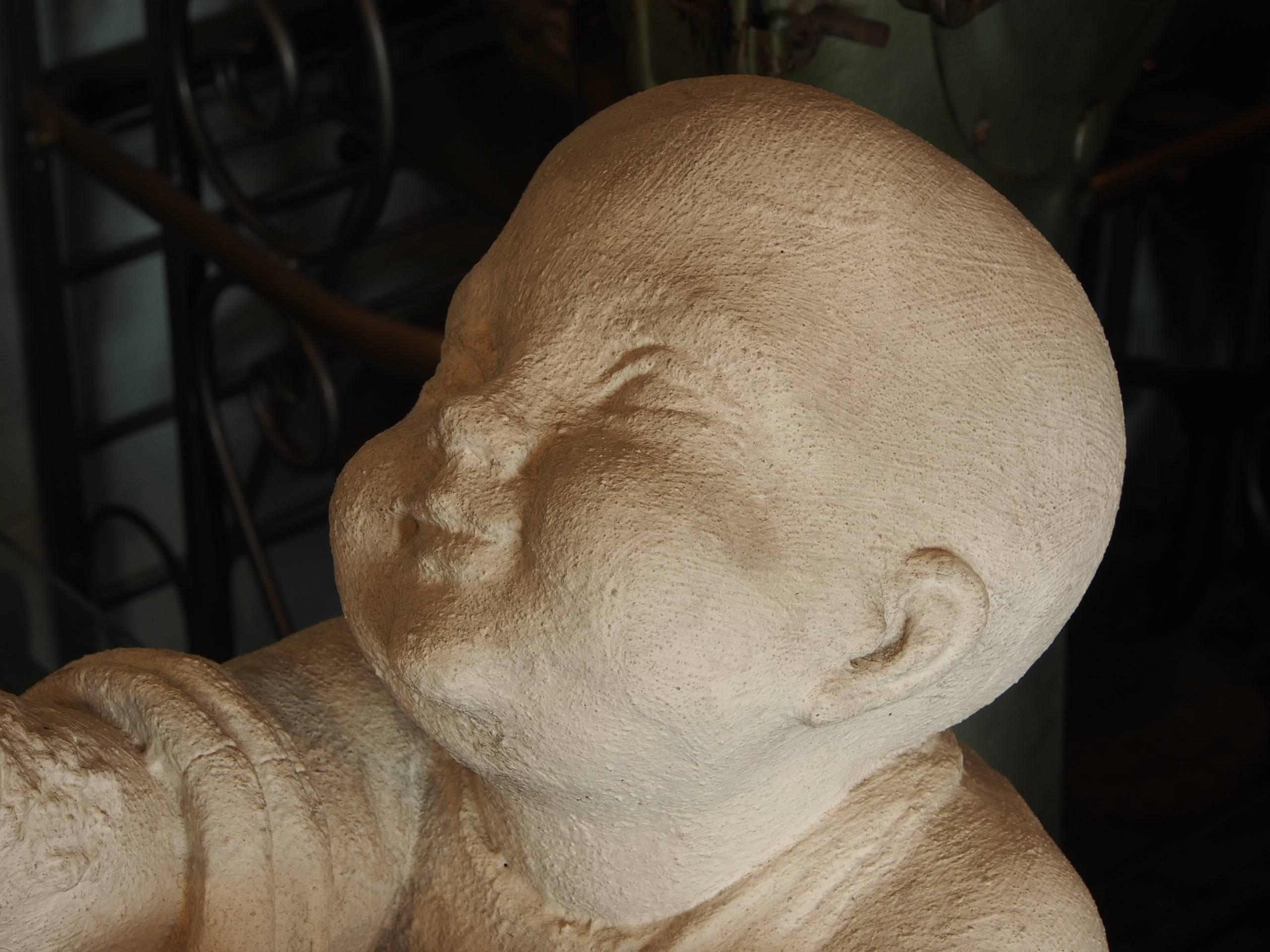 Pareja de grandes figuras chinas de piedra fundida en venta 1