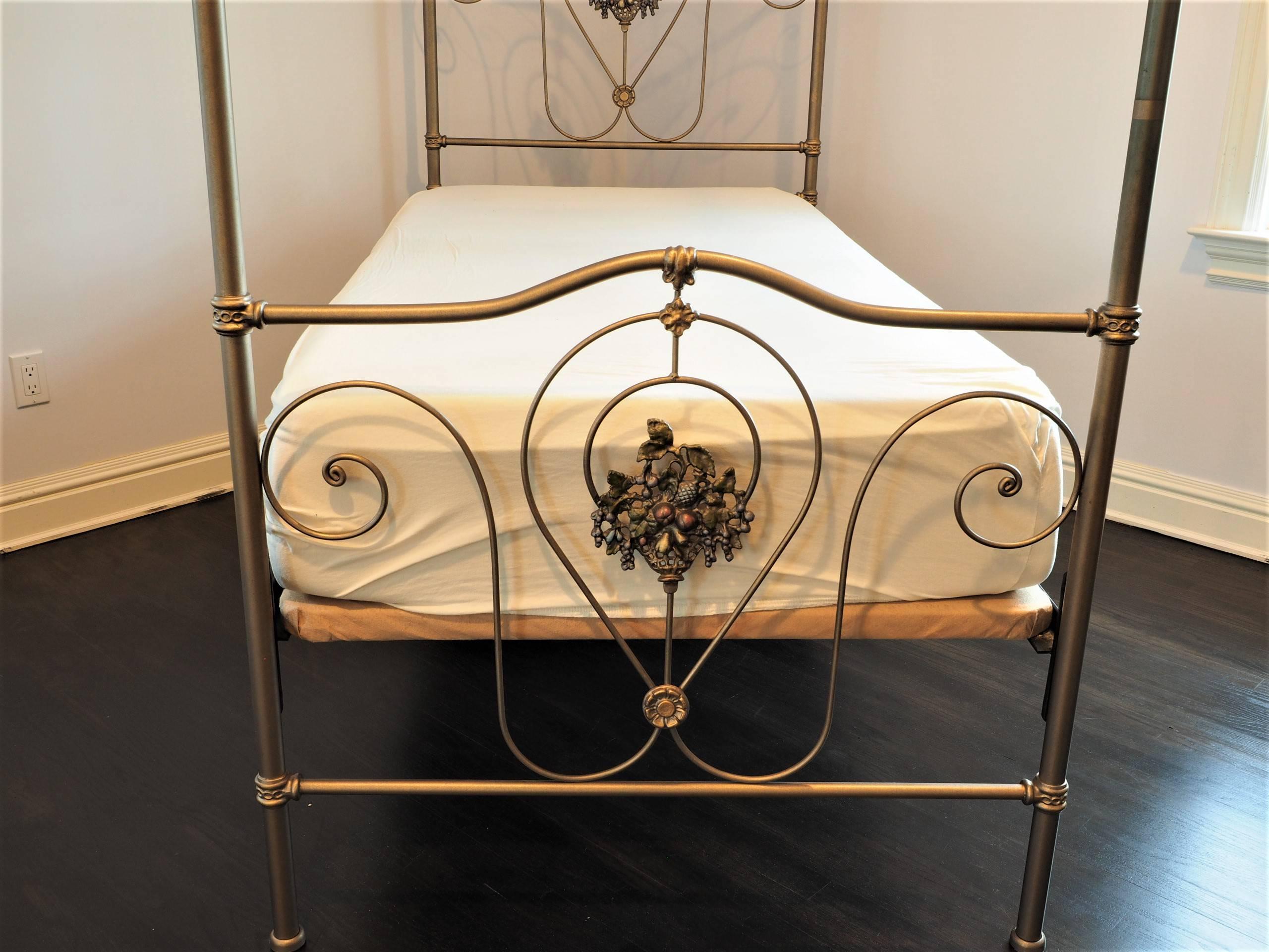 Iron Canopy Twin Bed In Good Condition In Bridgeport, CT