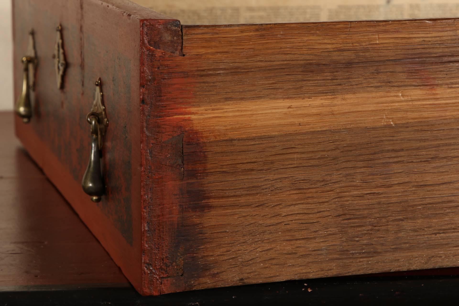 Une pièce colorée et dynamique dans le style William and Mary. Réalisé à partir de pièces des XVIIIe et XIXe siècles et d'une décoration peinte en rouge avec des pointillés noirs sur le dessus et un support en bois d'ébène. Le meuble comporte deux