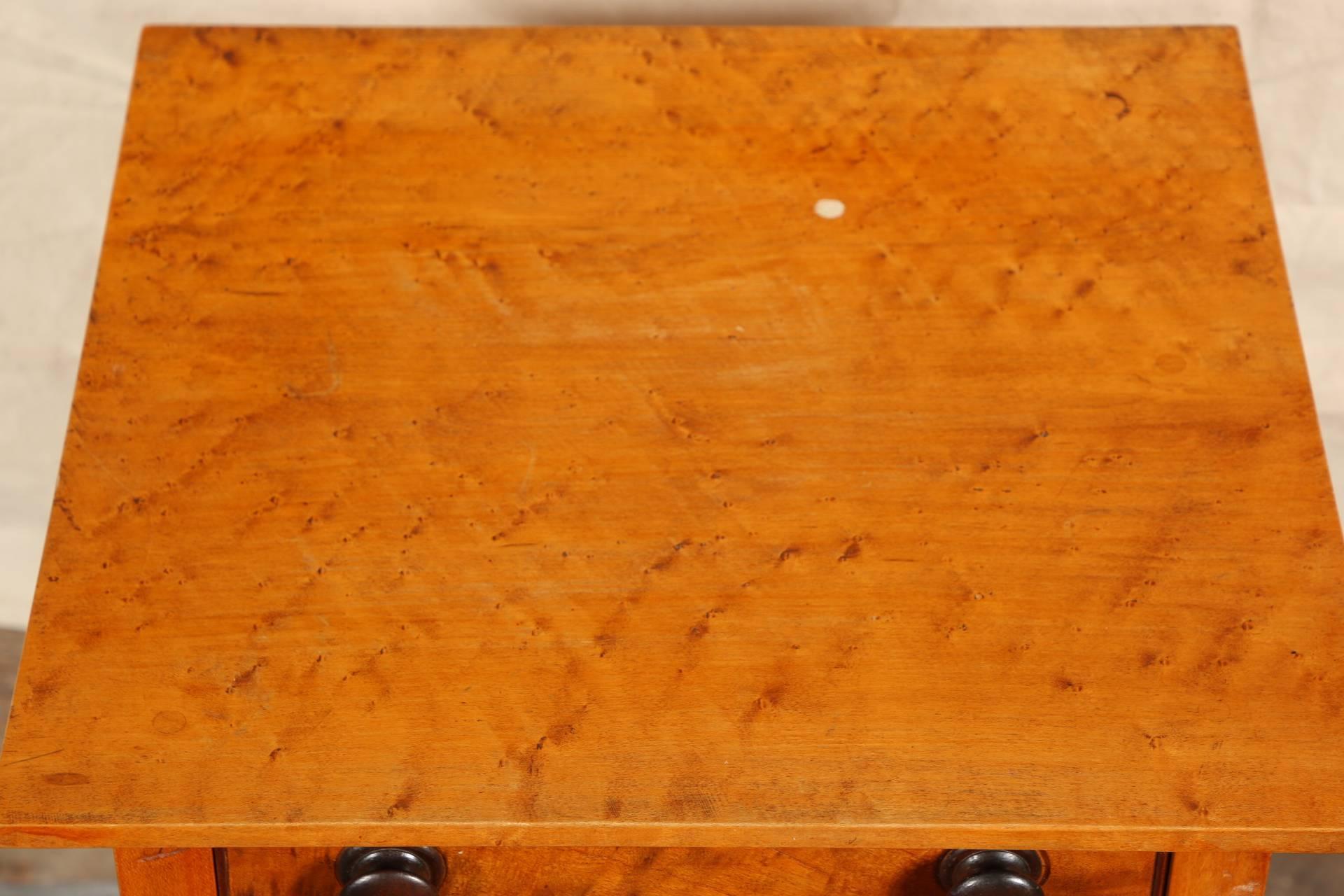 American Federal Figured Bird's-Eye Maple Side Table In Good Condition In Bridgeport, CT