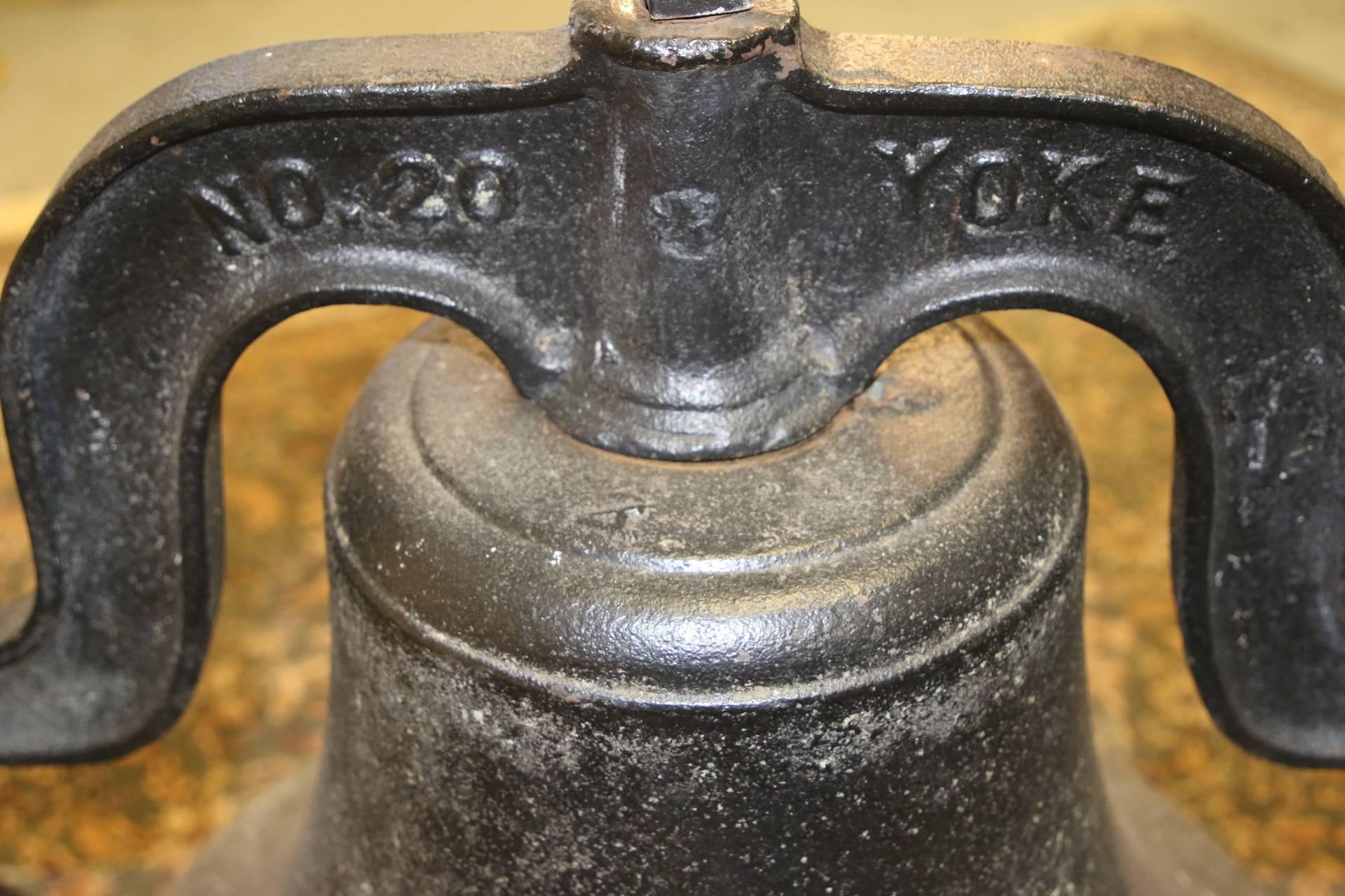 Antique C.S. Bell & Co. Cast Iron Bell on Stand In Good Condition In Bridgeport, CT