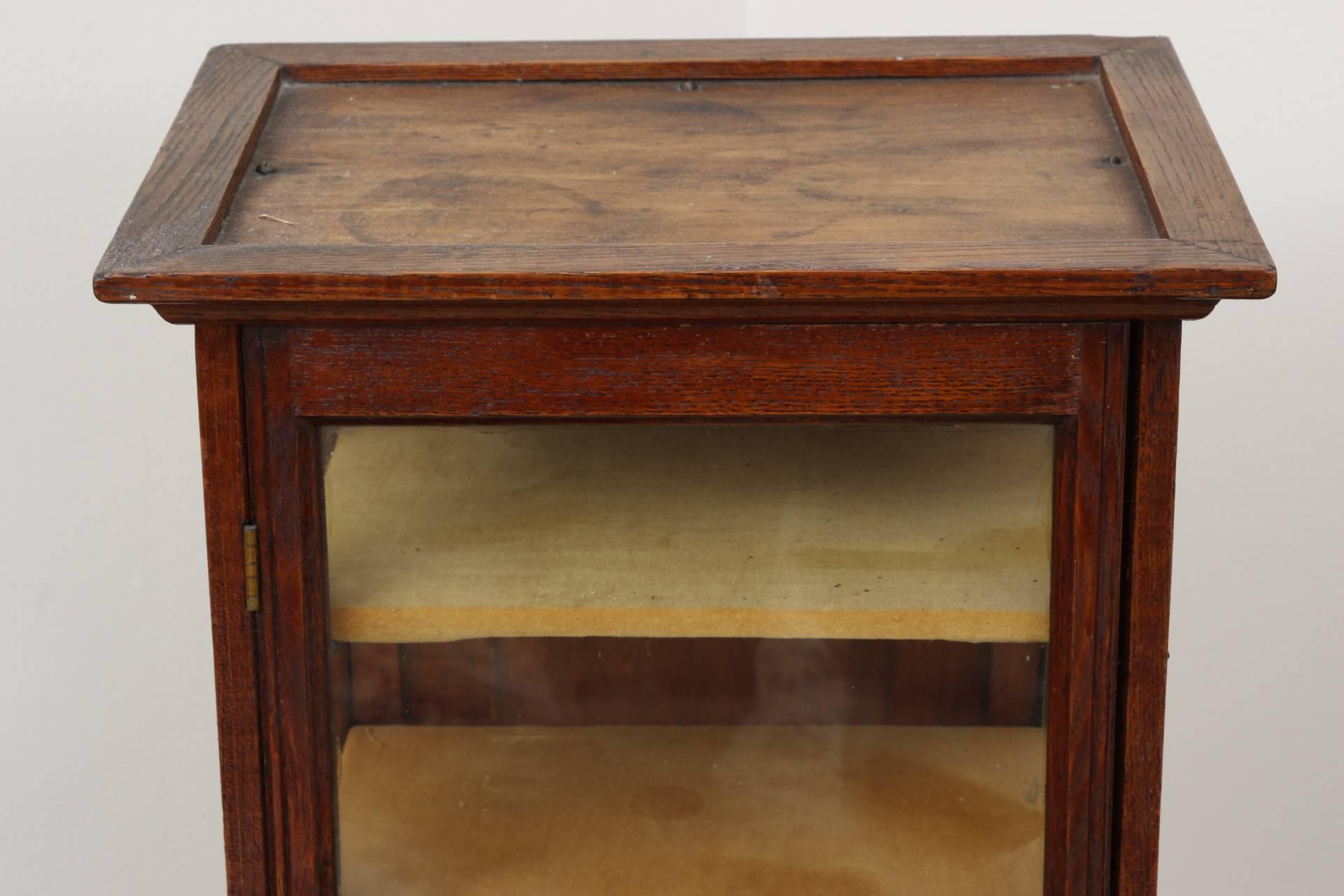Antique Diminutive Curio Cabinet In Good Condition In Bridgeport, CT