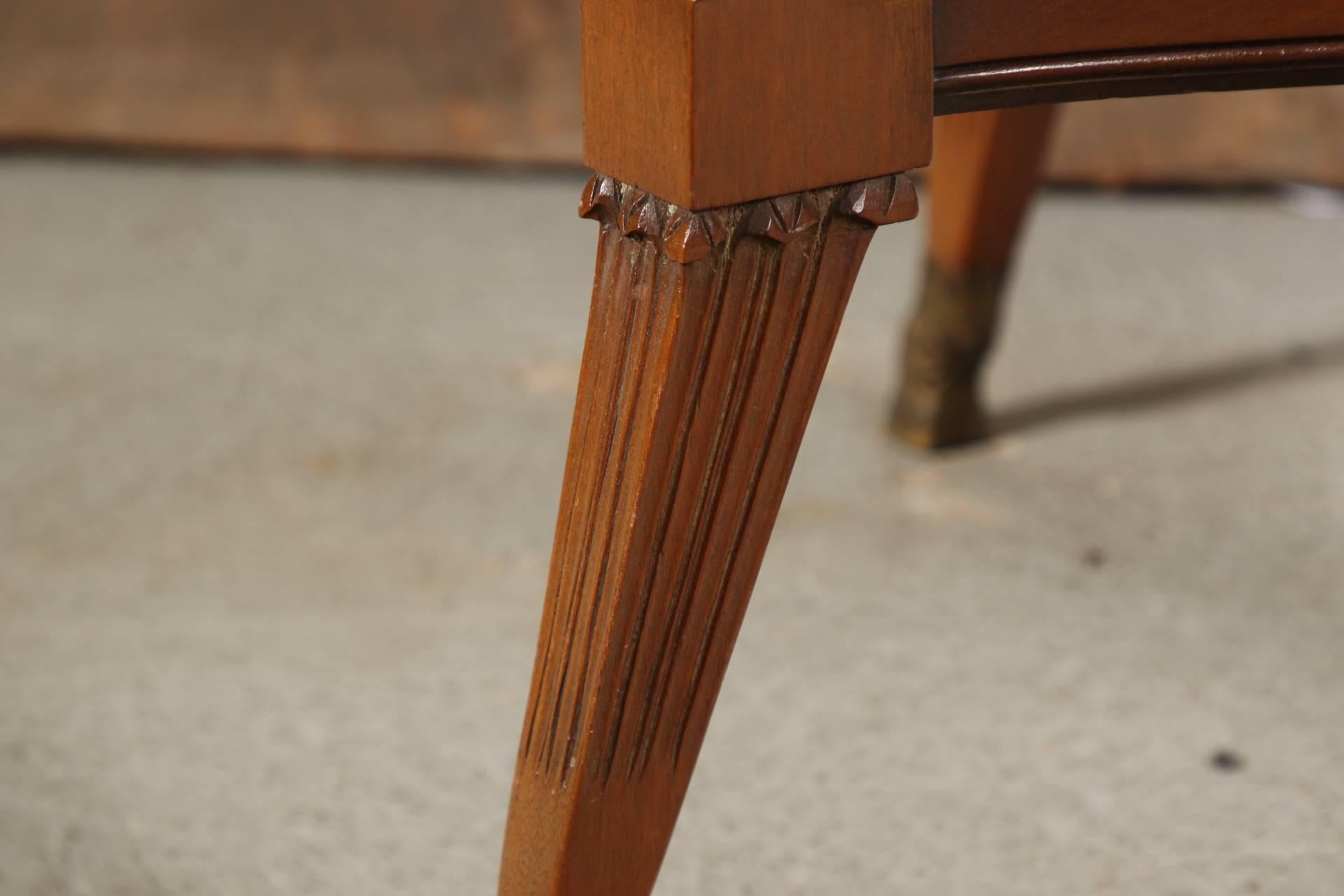 Modern Neoclassical Style Round Dining / Centre Table In Good Condition In Bridgeport, CT