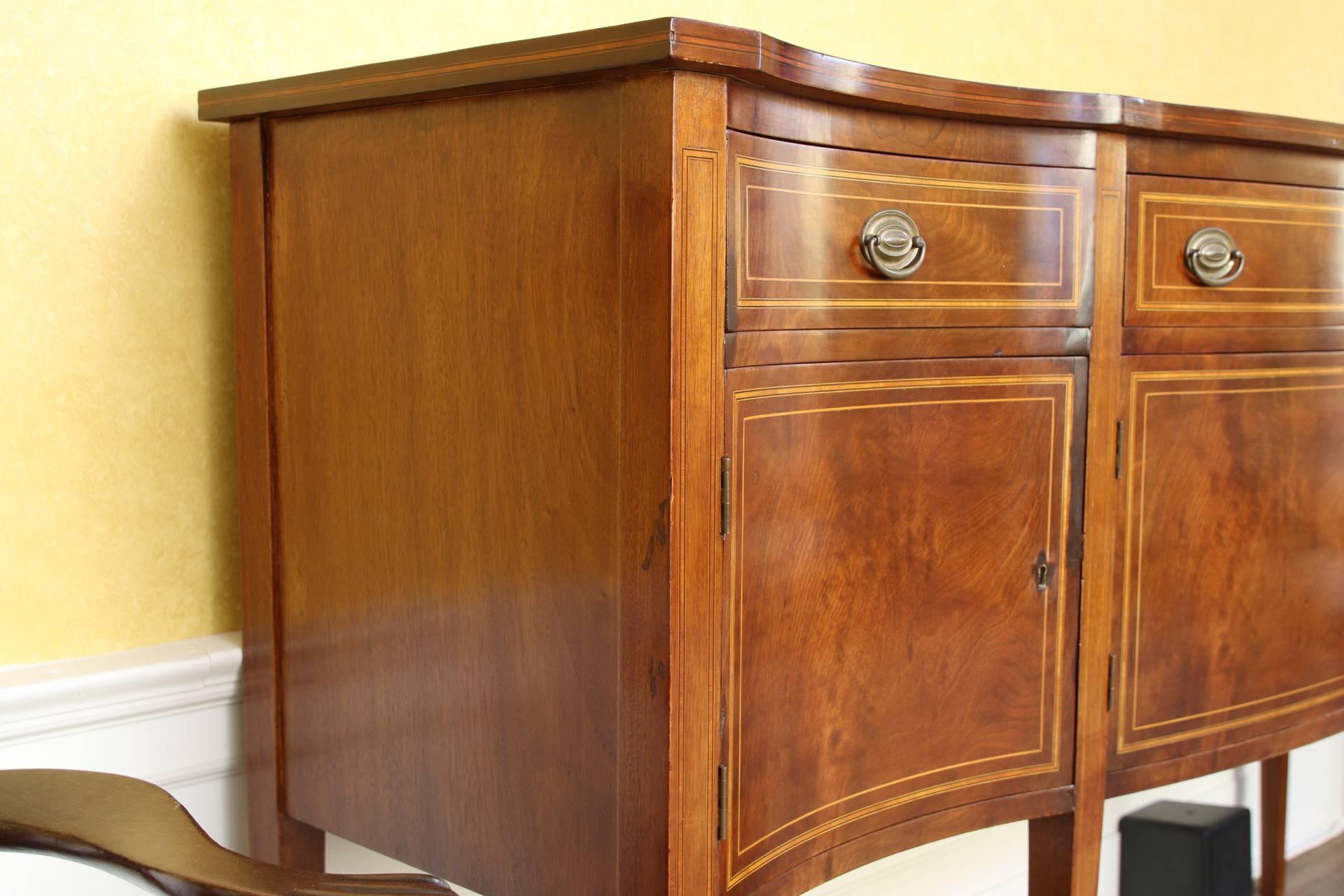 Mahogany Bow Front Sideboard In Good Condition In Bridgeport, CT