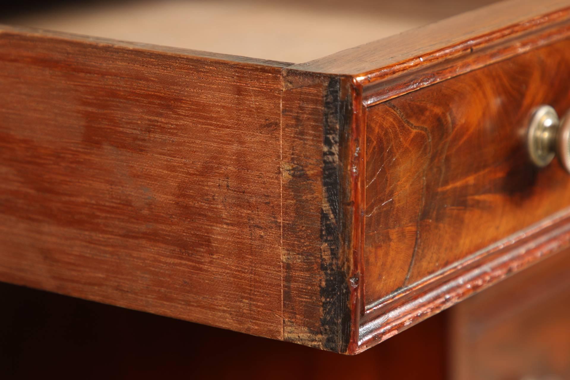 Antique English Mahogany Desk In Good Condition In Bridgeport, CT