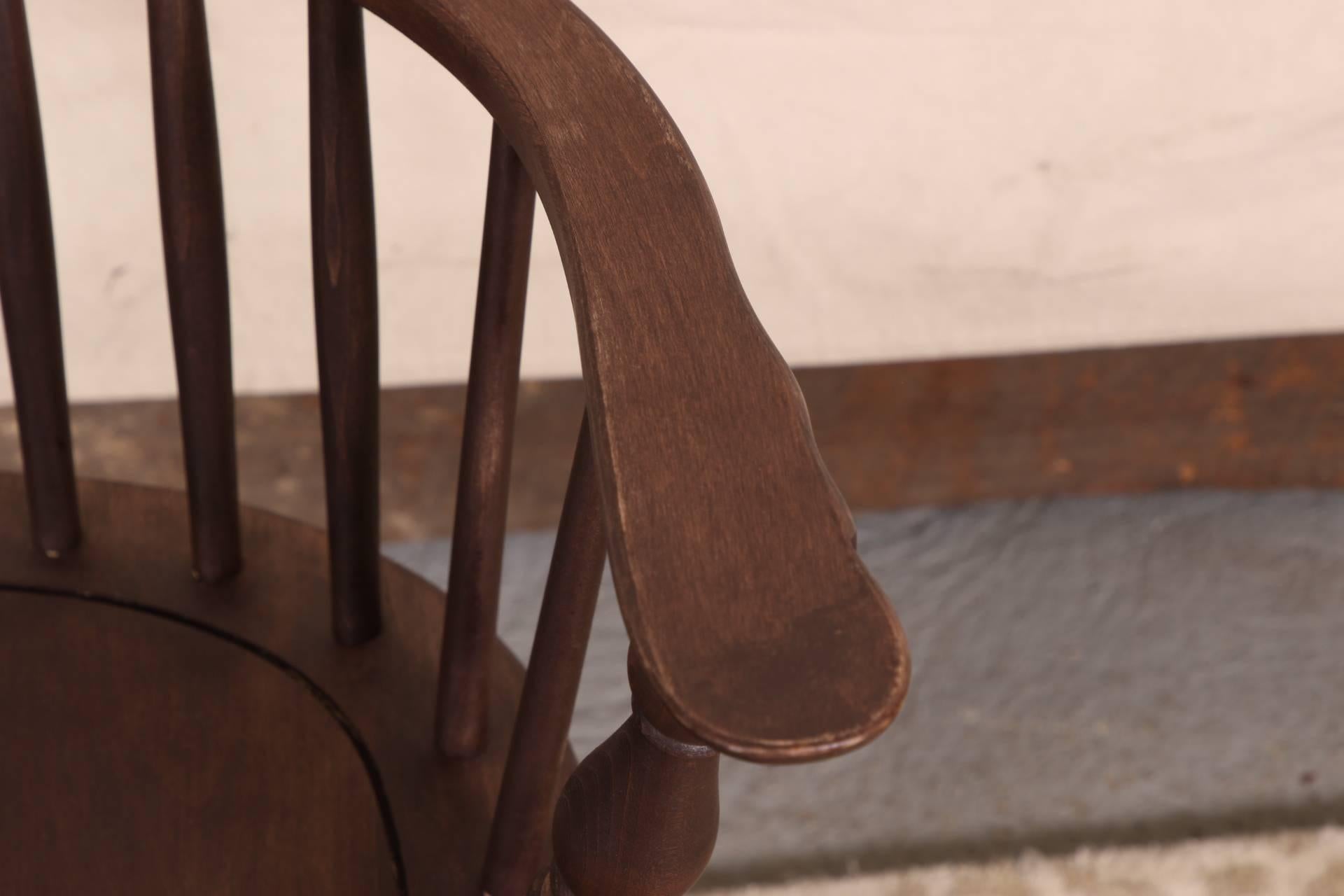 In a dark brown finish. With the classic shaped backs, turned splayed legs and turned H stretchers.
Condition: Some wear to the arms.