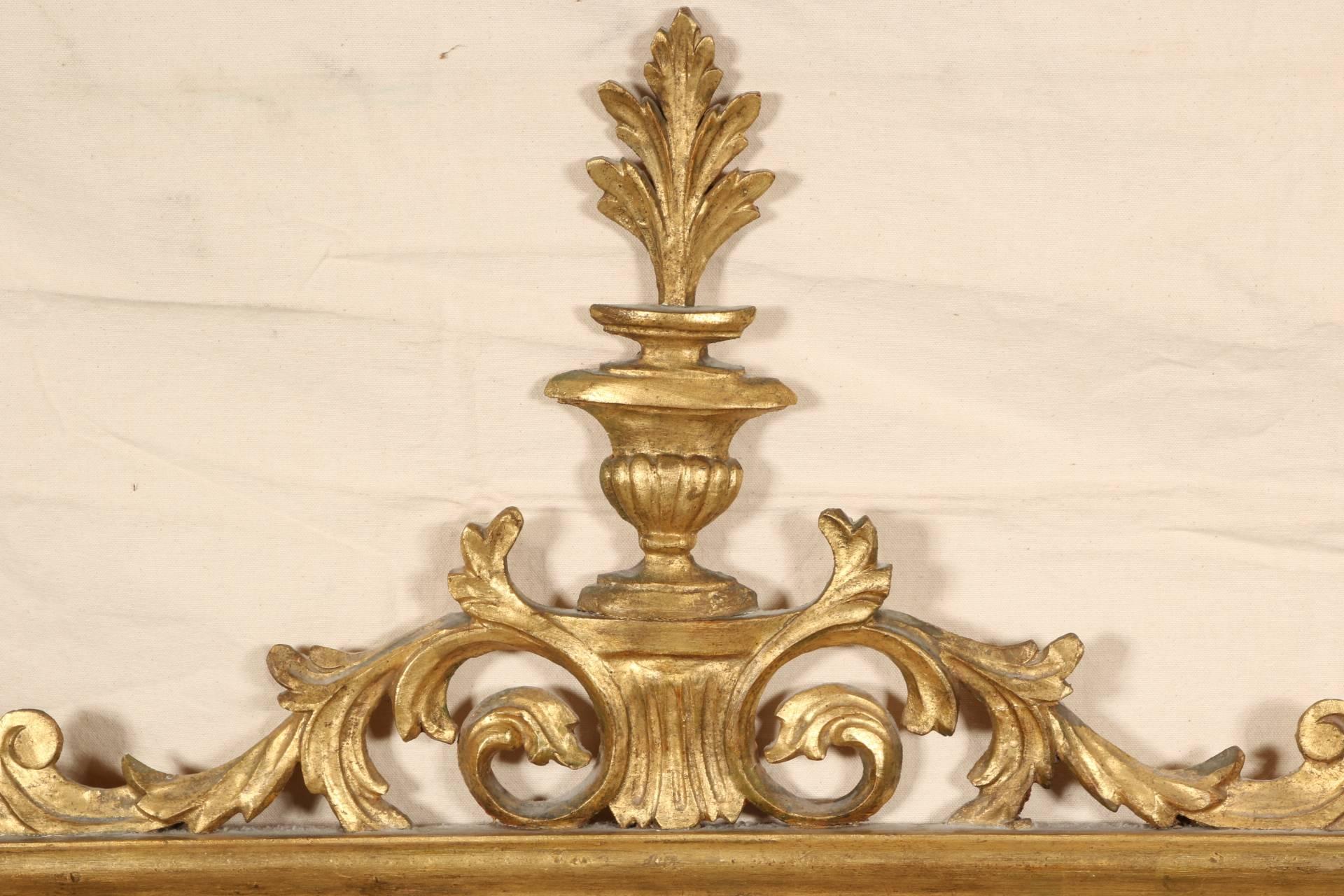 Large-Scale Carved and Giltwood Mirror In Good Condition In Bridgeport, CT