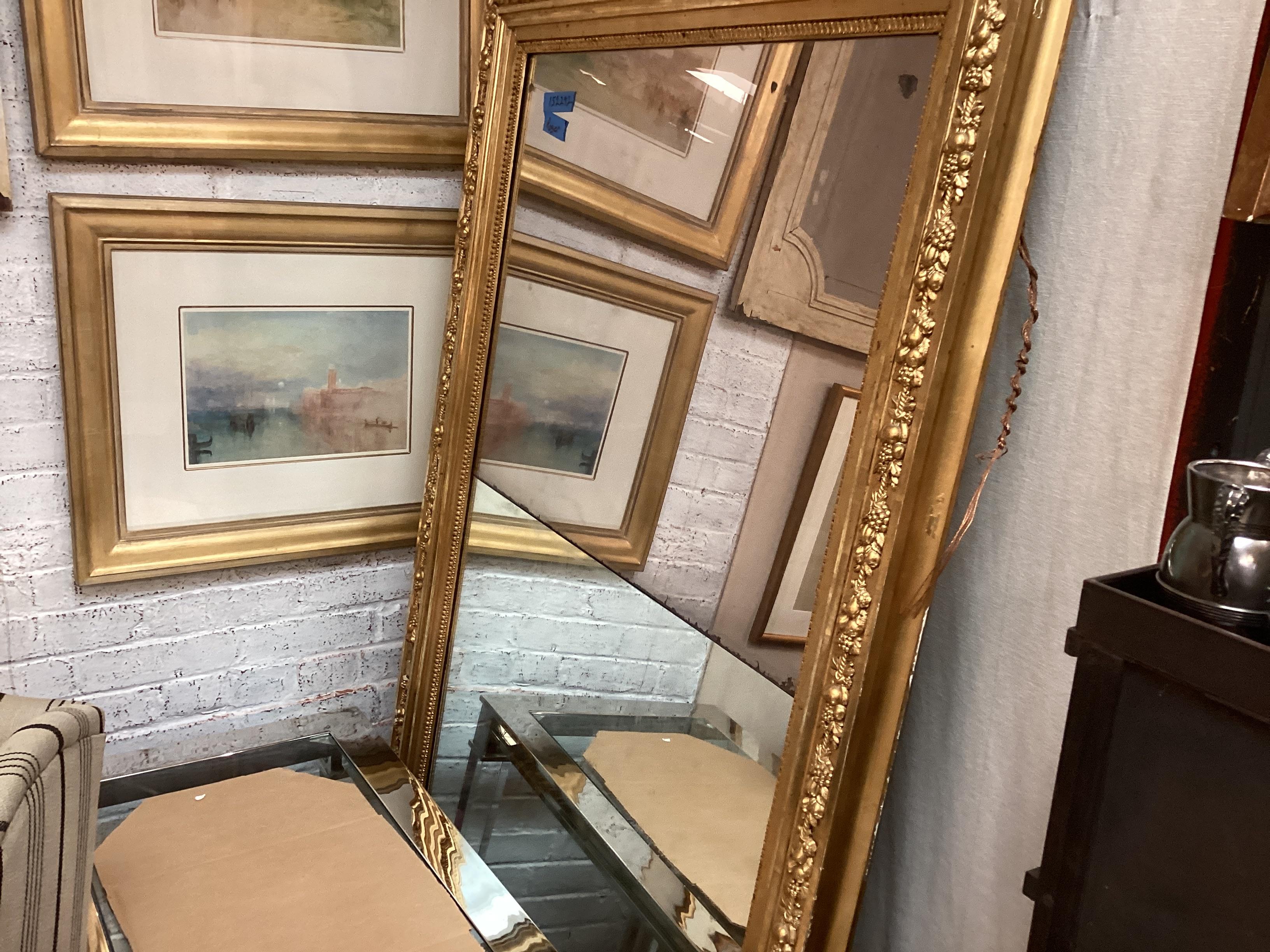 Grand miroir néoclassique du 19ème siècle sculpté et doré en vente 5