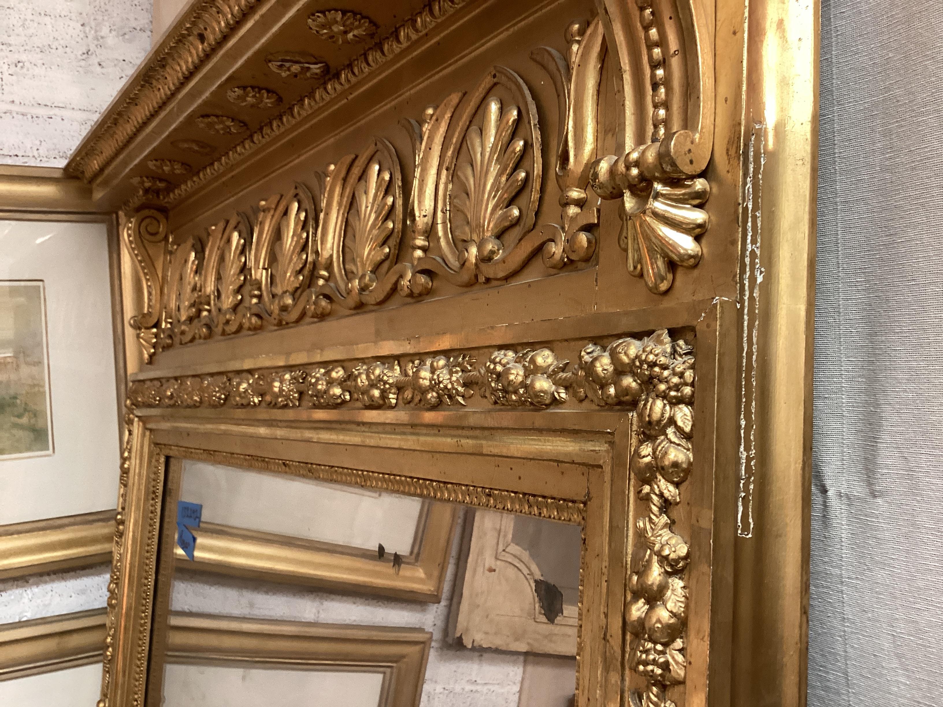 Grand miroir néoclassique du 19ème siècle sculpté et doré en vente 8