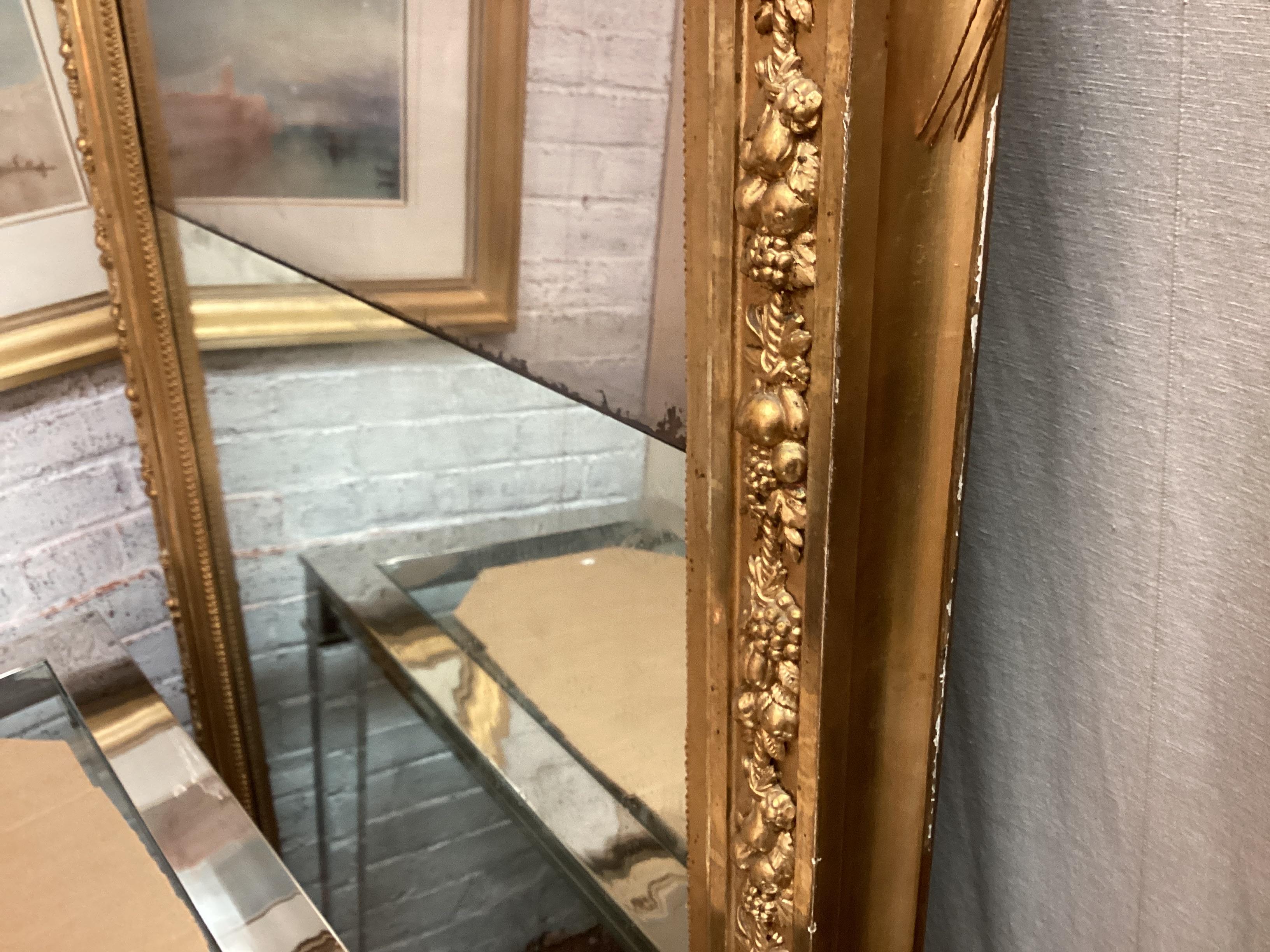 Grand miroir néoclassique du 19ème siècle sculpté et doré en vente 9