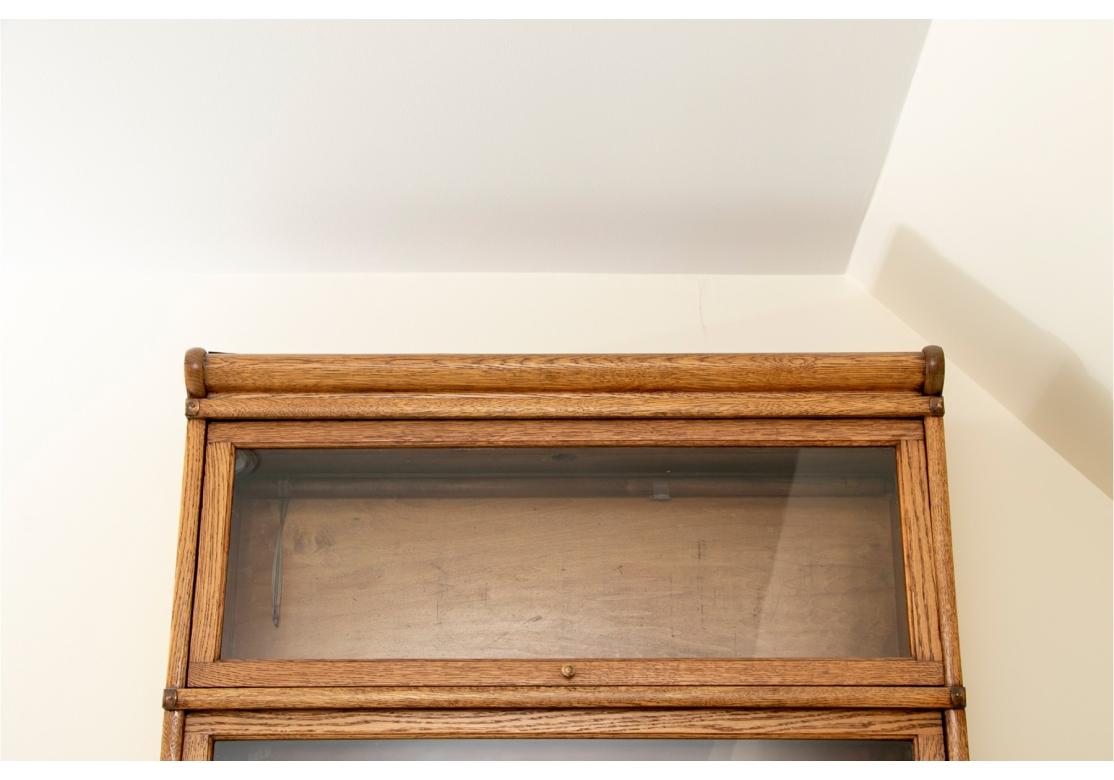 Una bella e funzionale opzione di archiviazione in questa libreria barrister in rovere a sei impilaggi con Oak  e un interessante motivo Decorative Crafts sulle cinghie in rame.  . Ogni sezione si smonta per facilitare il trasporto. 

Dimensioni: