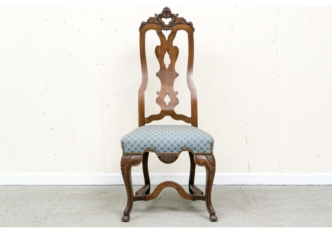 Neobarocco Set di otto sedie da pranzo vintage elaborate e intagliate in stile italiano in vendita