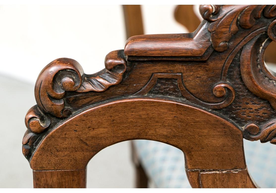 Tessuto Set di otto sedie da pranzo vintage elaborate e intagliate in stile italiano in vendita