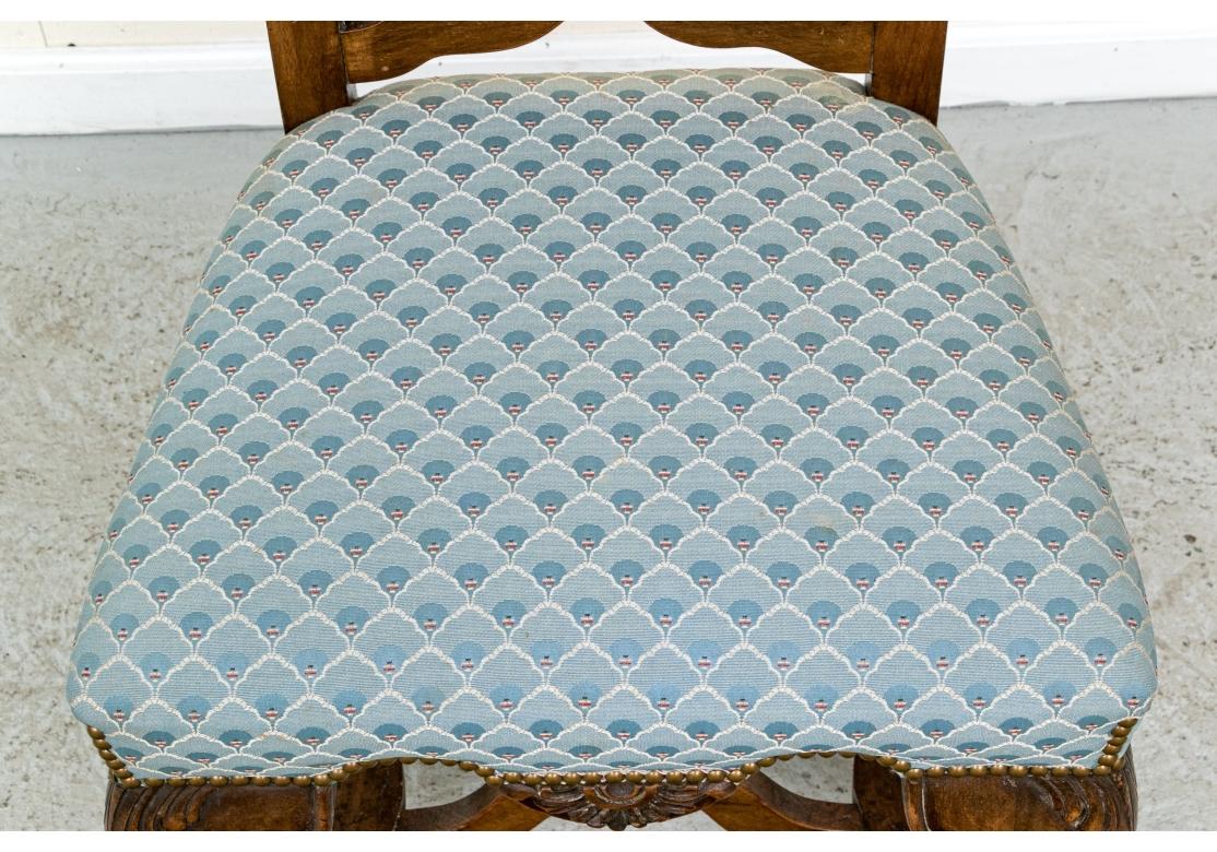 XX secolo Set di otto sedie da pranzo vintage elaborate e intagliate in stile italiano in vendita