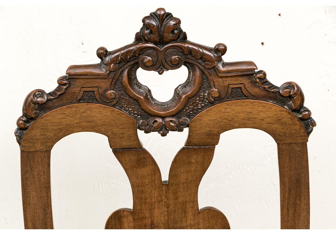Set di otto sedie da pranzo vintage elaborate e intagliate in stile italiano in vendita 3