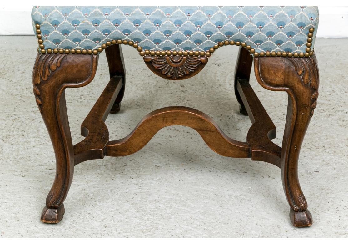 Set di otto sedie da pranzo vintage elaborate e intagliate in stile italiano in vendita 4