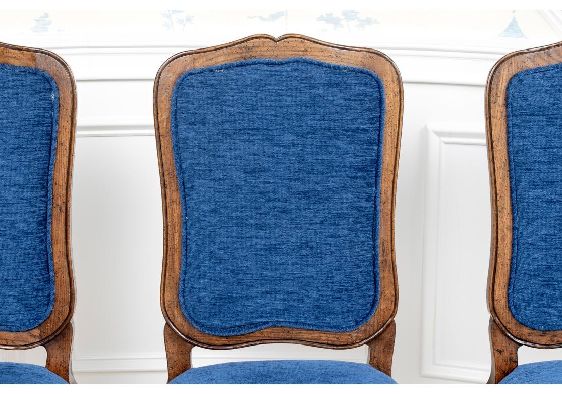Struttura pesante e raffinata con finitura anticata, schienali alti e guide di seduta sagomate. Rivestimento in tessuto tipo velluto blu sulla parte anteriore e sui sedili, gli schienali con una stampa blu e bianca. 

Dimensioni: H. 39
