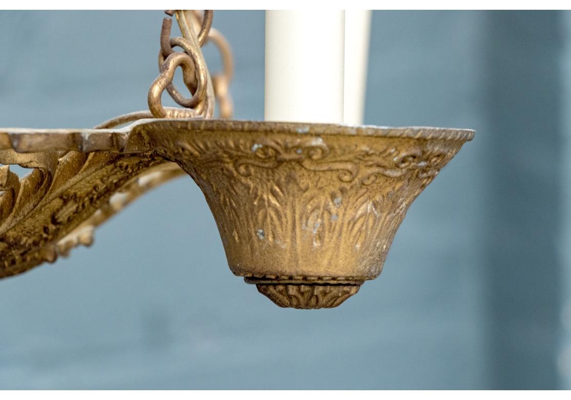 XX secolo Elegante stile francese di repertorio  Lampadario a 5 luci in metallo dorato in vendita