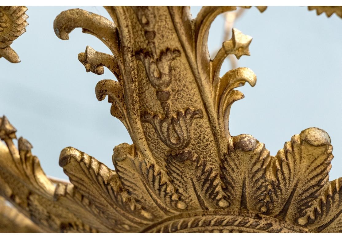 Elegante stile francese di repertorio  Lampadario a 5 luci in metallo dorato in vendita 1