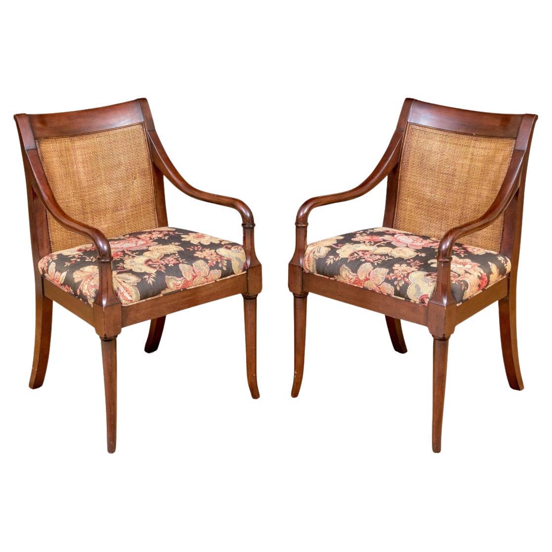 Paire de fauteuils à dossier canné en acajou Baker de style Campaigner en vente