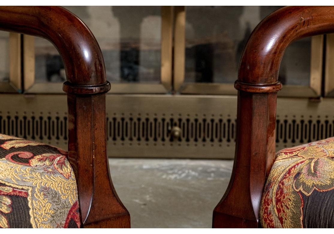 Américain Paire de fauteuils à dossier canné en acajou Baker de style Campaigner en vente
