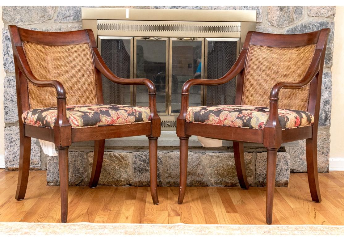 Campagne Paire de fauteuils à dossier canné en acajou Baker de style Campaigner en vente