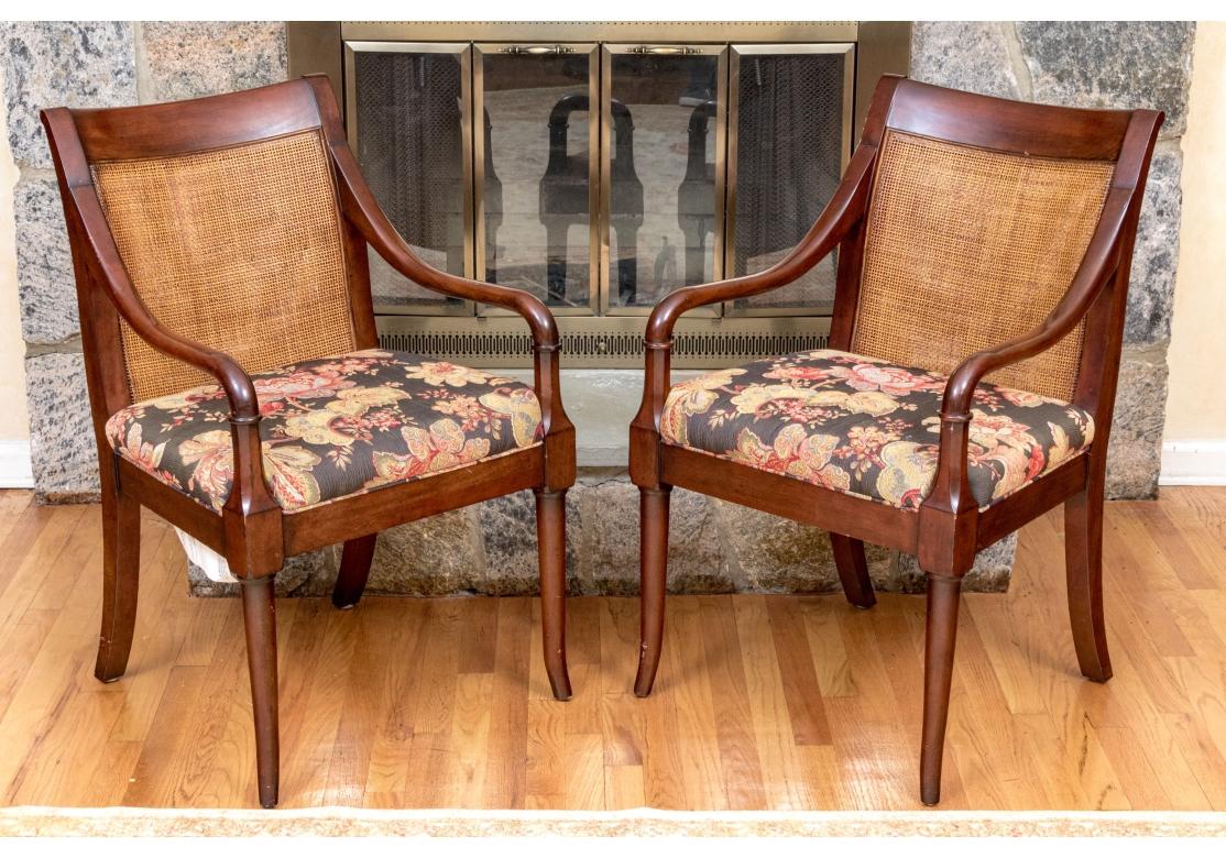 Une paire distinguée de fauteuils Baker présentant des coussins d'assise raffinés et colorés sur des châssis en acajou bien sculptés et finis, avec des dossiers d'assise à double paroi cannelée.

Dimensions : 34,75