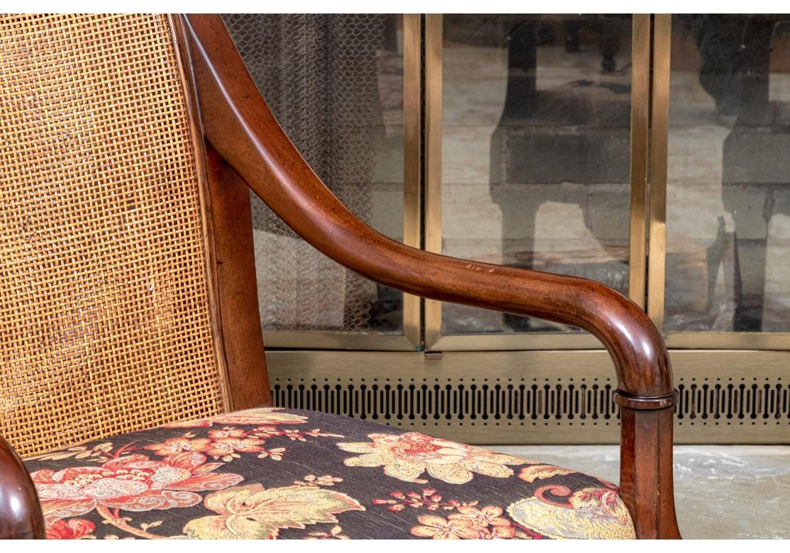 20ième siècle Paire de fauteuils à dossier canné en acajou Baker de style Campaigner en vente