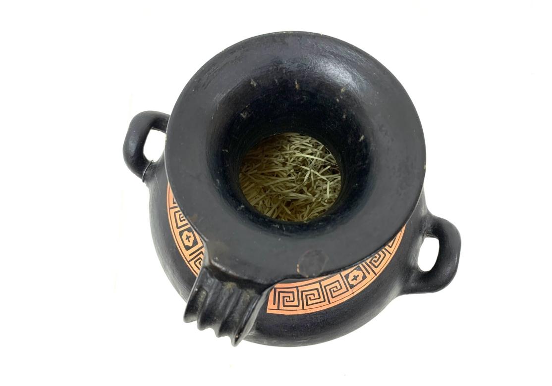 Una brocca per l'acqua Hydra in ceramica greca, insolitamente grande e molto decorativa. Raffinata riproduzione di un'idria classica a figure rosse della metà del V secolo a.C. o di una brocca d'acqua a tre manici con piede. Una fanciulla vestita