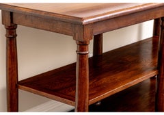 Mesa consola clásica de estilo vintage con varios niveles