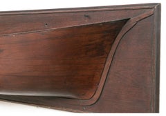 Grande modello antico di mezzo scafo di nave, realizzato a mano e montato su un pannello di supporto