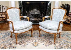 Elegante par de sillones tapizados de estilo Luis XV