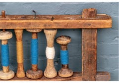 Portabobine e portarullini d'epoca in legno a due ripiani da 65" per tessitura