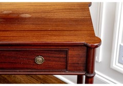 Superbe paire de tables d'appoint en acajou au grain très marqué