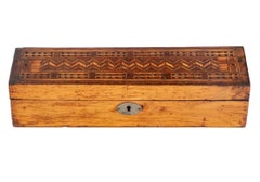 Scatola vittoriana d'epoca intarsiata in legno contenente un set da cribbage e altri giochi