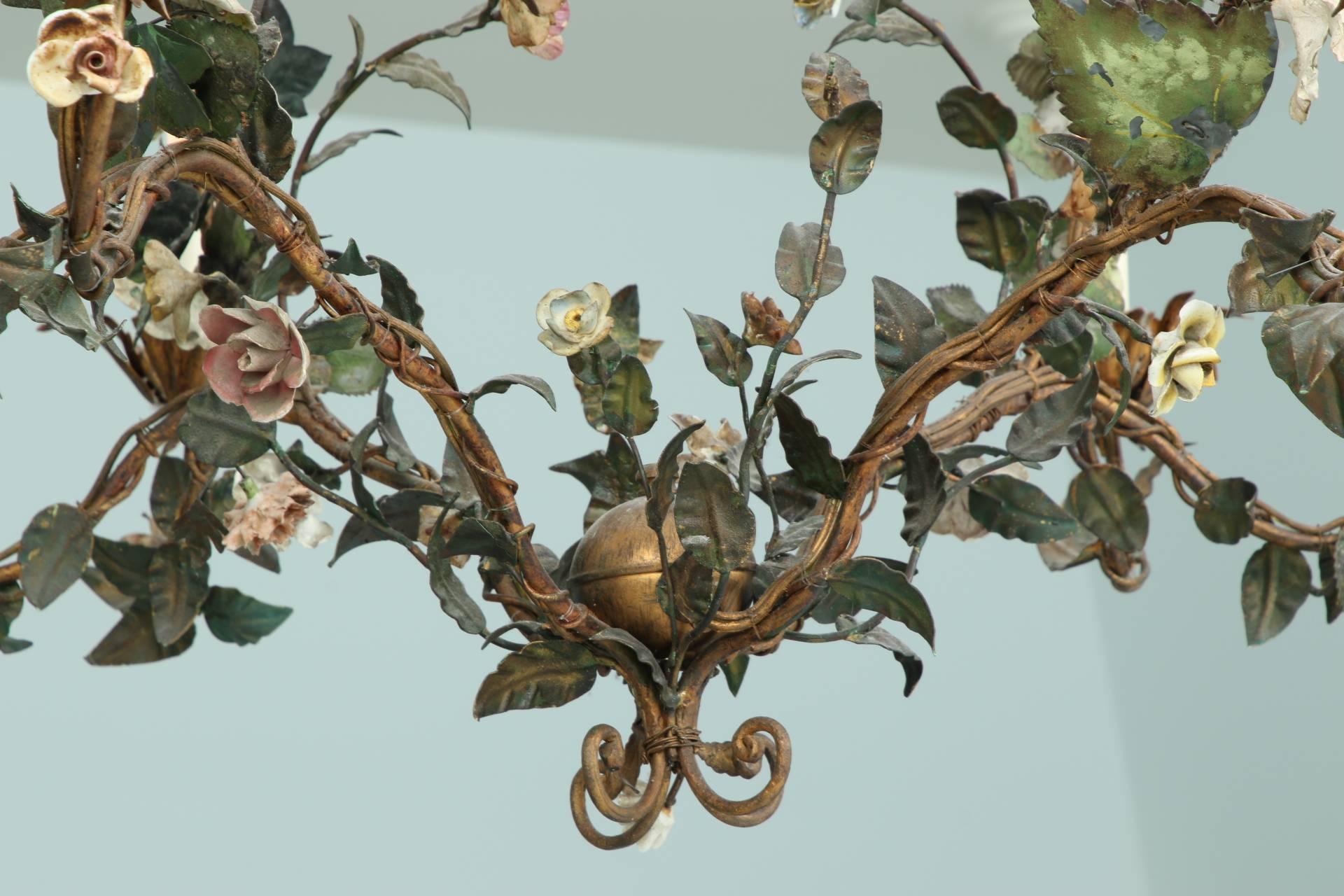 Tôle Large-Scale Tole Floral Twelve-Light Chandelier