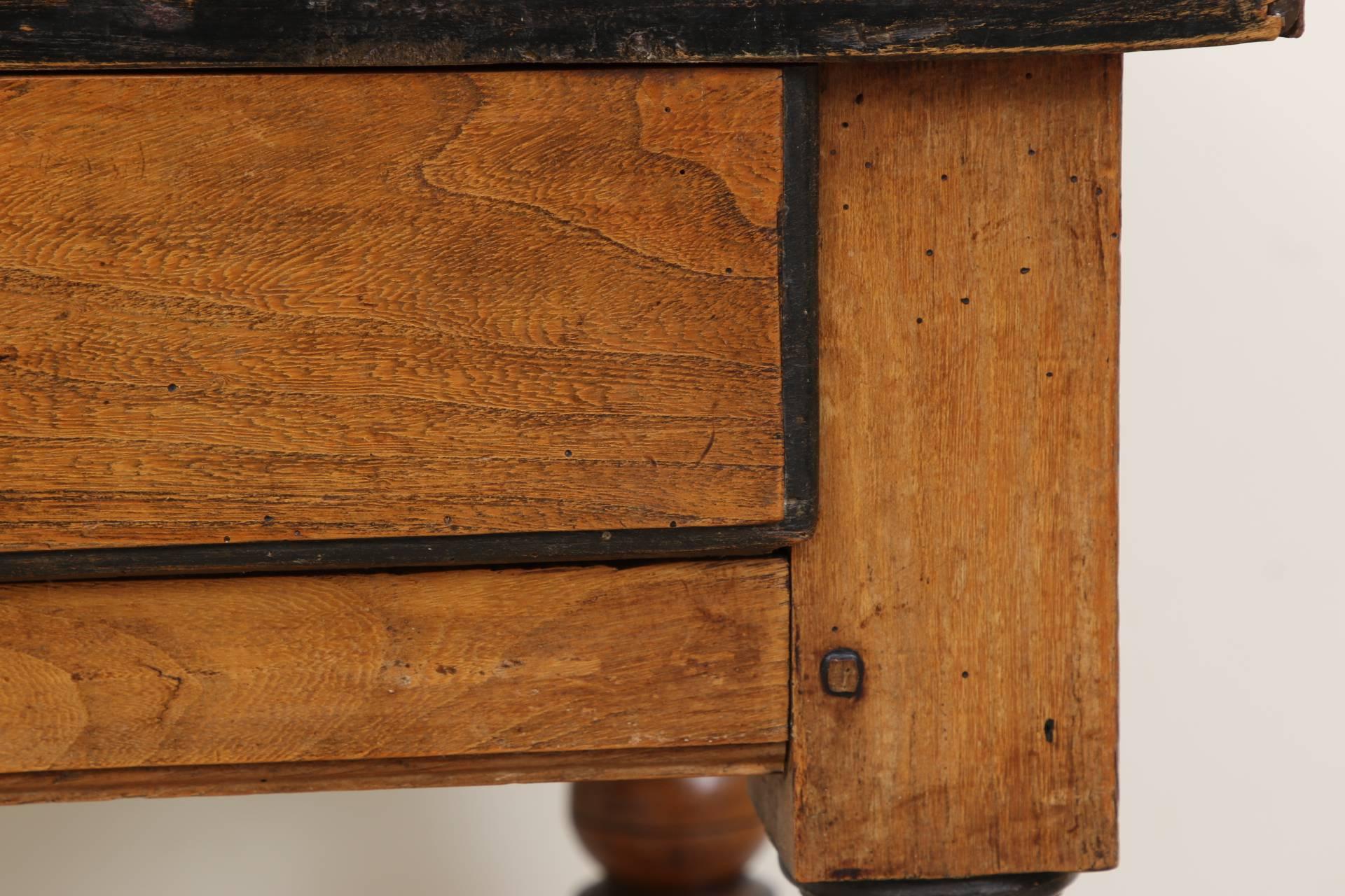 German Single Drawer Walnut Occasional Table, Early 19th Century 4