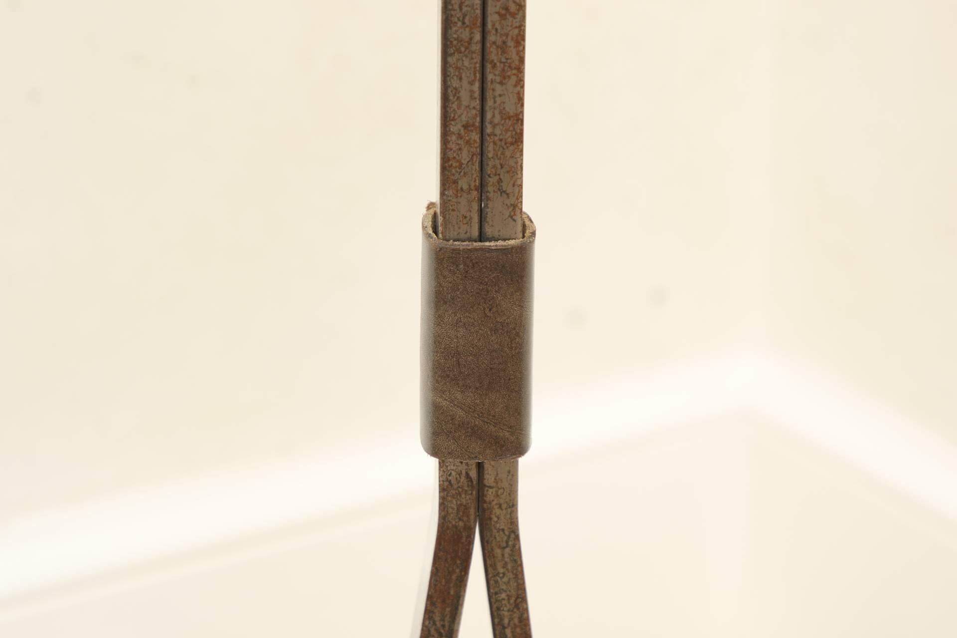 Lampada da terra in acciaio forgiato e lucidato in vendita 1