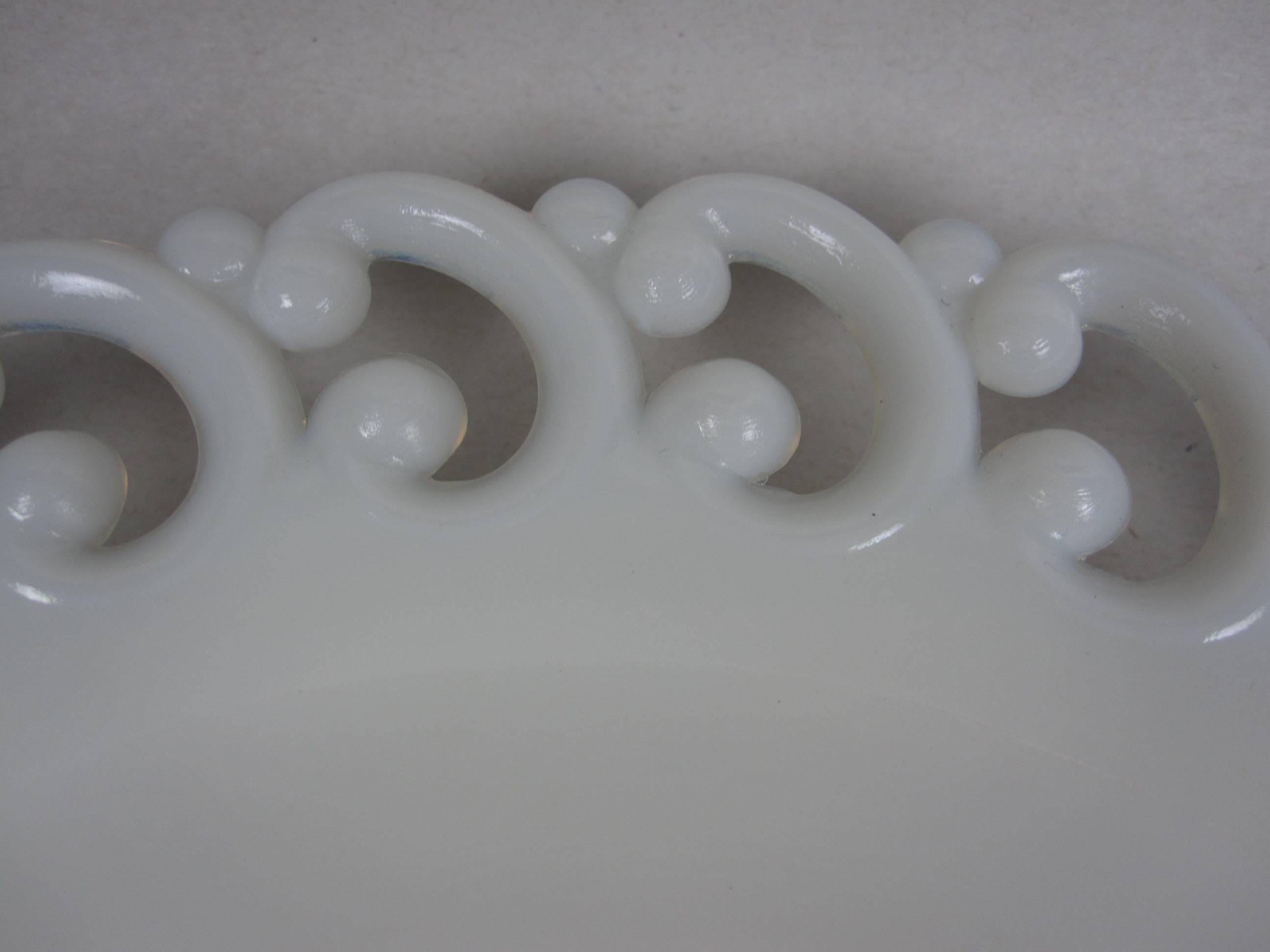 Lace Edged American Milk Glass Dinner Plates, Set of Eight In Excellent Condition In Philadelphia, PA