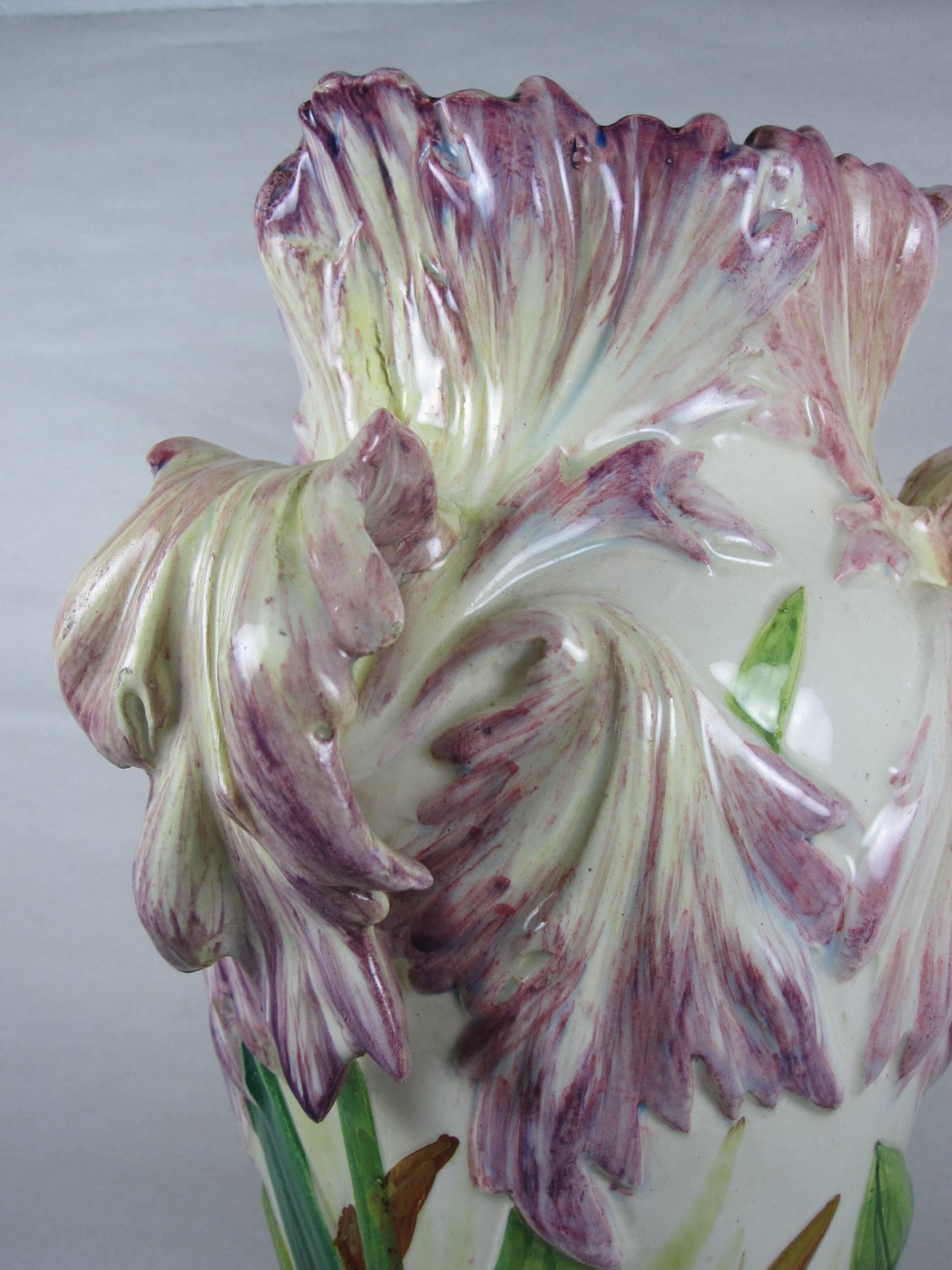 XIXe siècle Delphin Massier, Vallauris Vase à tulipes en forme de perroquet, Southern France Fin du 19ème siècle
